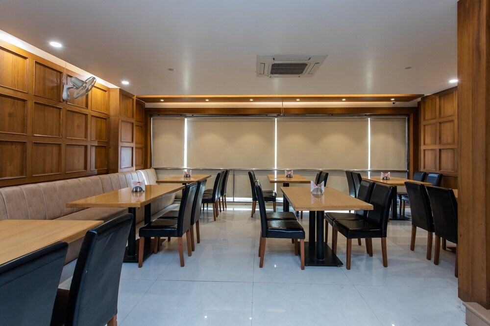 Бхопал: OYO 27658 Hotel New Mohit Regency