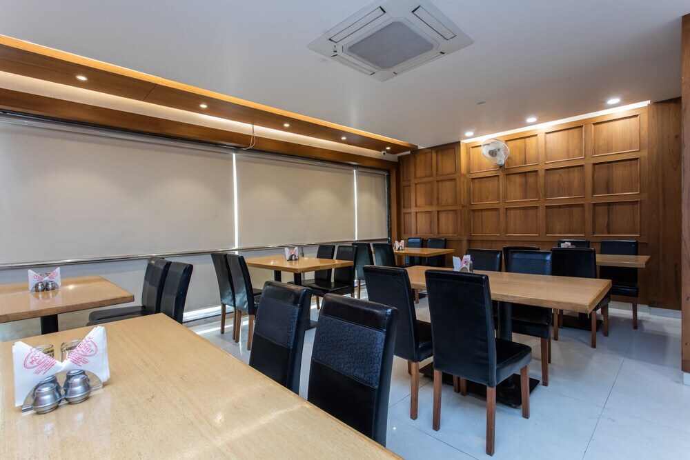 Бхопал: OYO 27658 Hotel New Mohit Regency