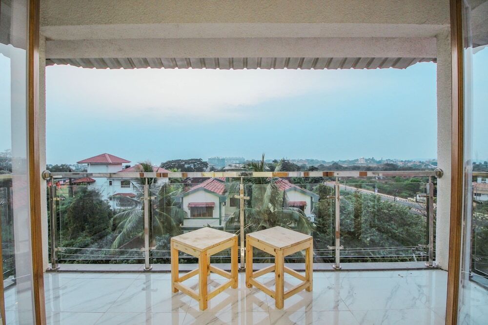 Панаджи: OYO 10296 Home Sunset View 3BHK Dona Paula