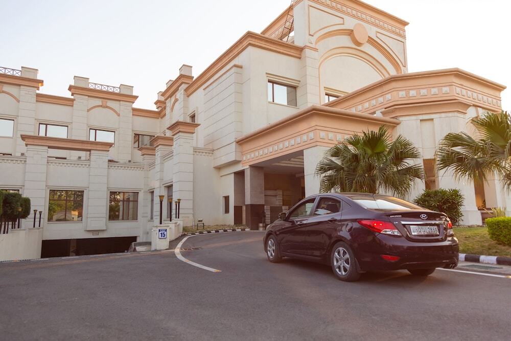 Прем-Нагар: V One Hotel - The Competent Palace