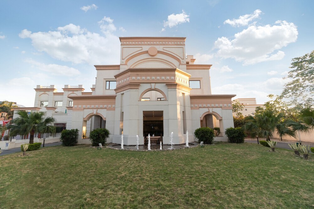 Прем-Нагар: V One Hotel - The Competent Palace