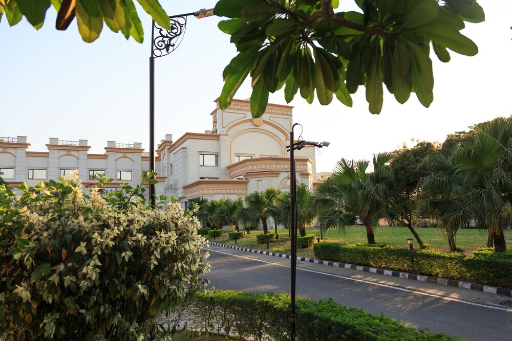 Прем-Нагар: V One Hotel - The Competent Palace
