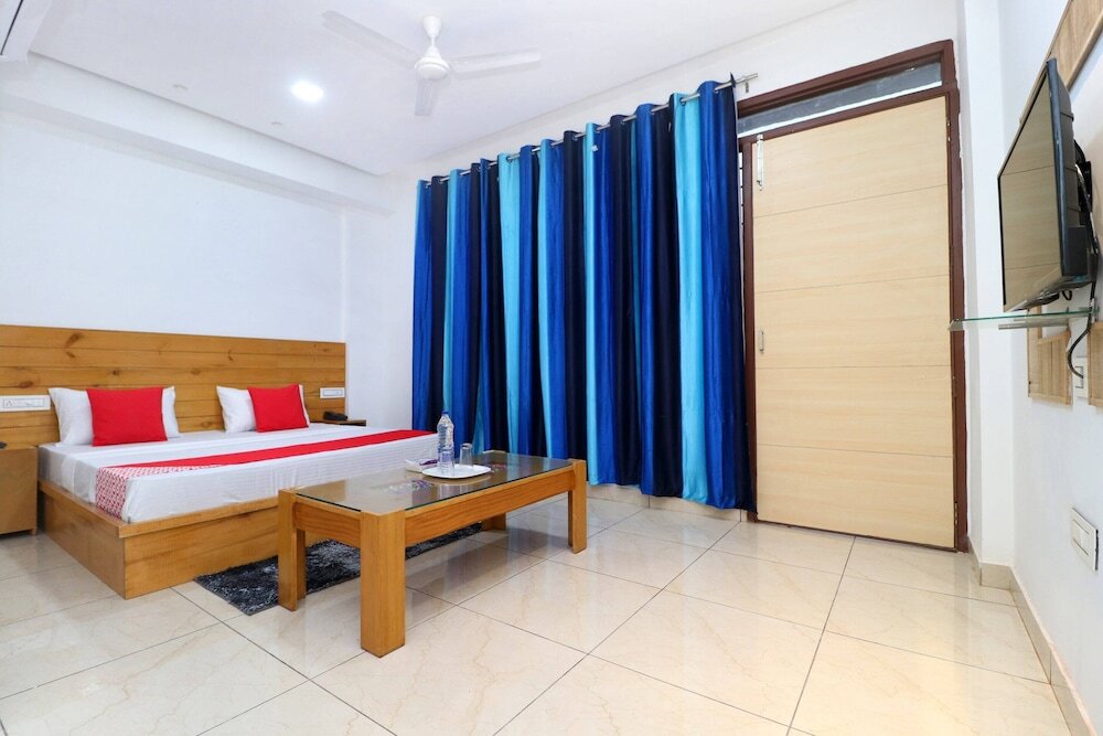 Мохали: Oyo 26606 Hotel R K Grand