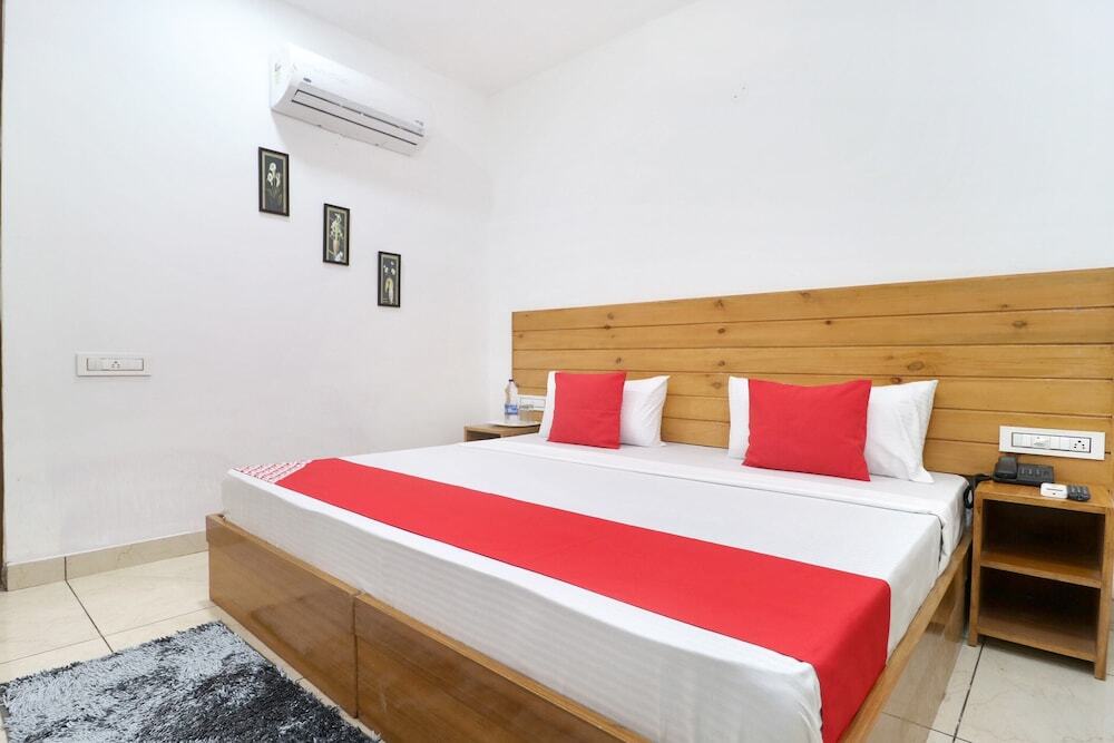 Мохали: Oyo 26606 Hotel R K Grand