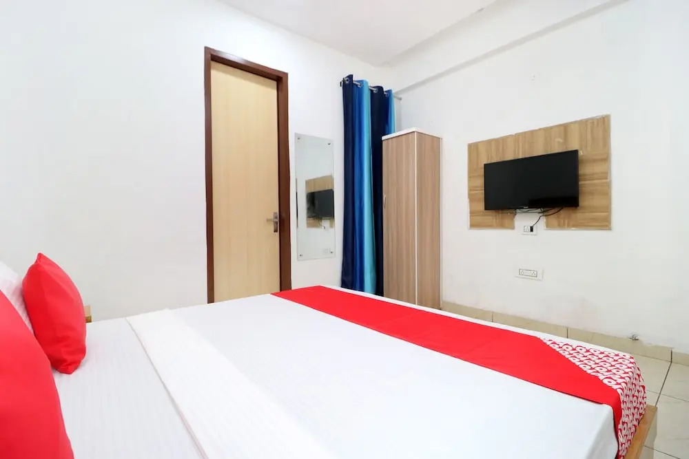 Мохали: Oyo 26606 Hotel R K Grand
