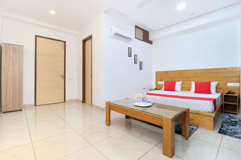 Мохали: Oyo 26606 Hotel R K Grand