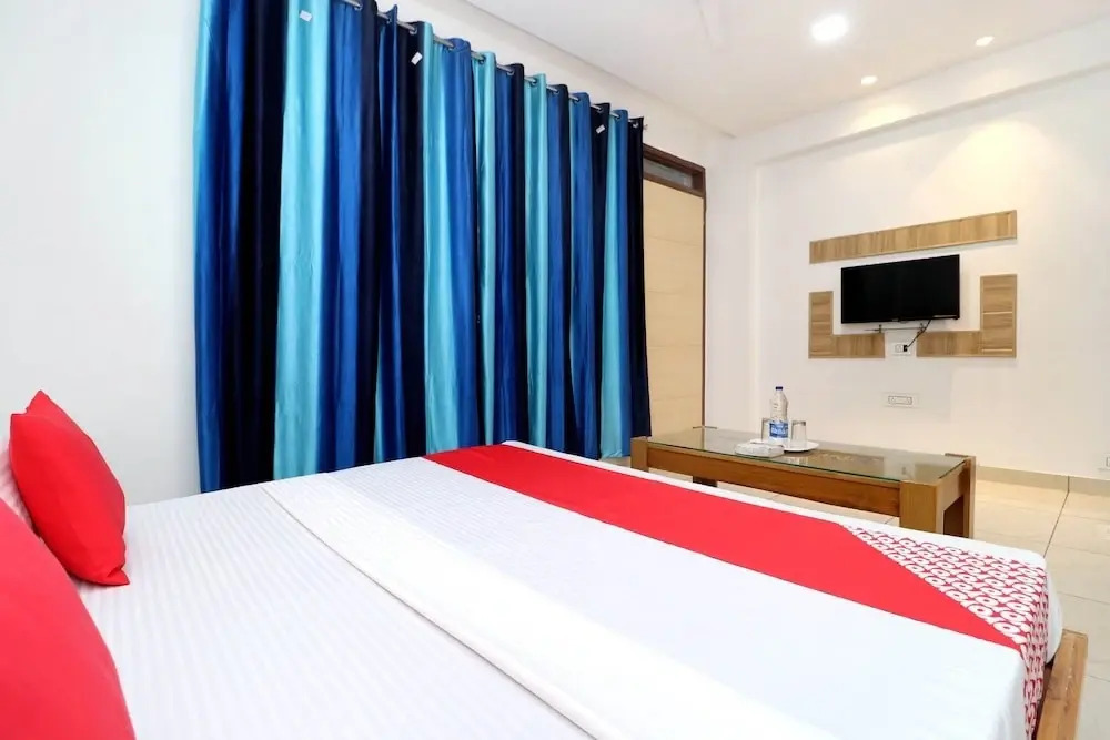 Мохали: Oyo 26606 Hotel R K Grand