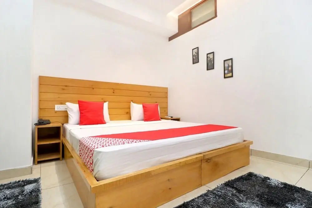 Мохали: Oyo 26606 Hotel R K Grand