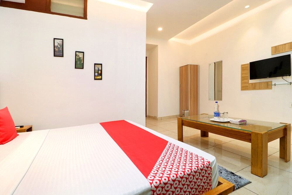 Мохали: Oyo 26606 Hotel R K Grand