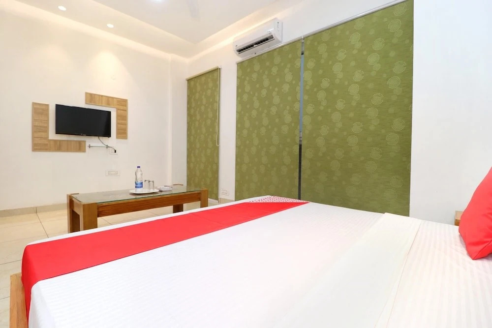 Мохали: Oyo 26606 Hotel R K Grand
