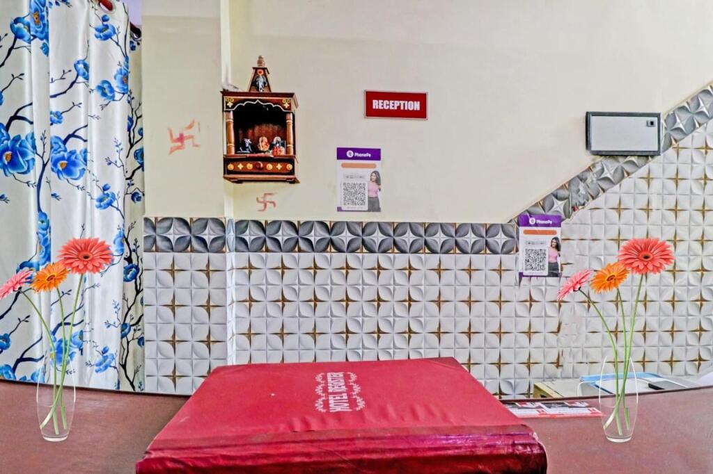 Нойда: Oyo Bhagyashree Hotel Crown View