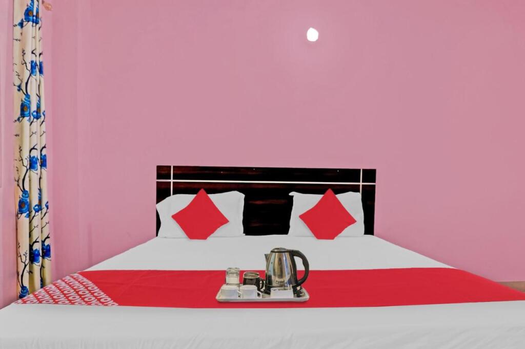 Нойда: Oyo Bhagyashree Hotel Crown View