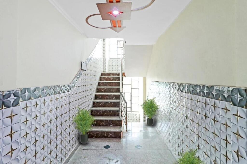 Нойда: Oyo Bhagyashree Hotel Crown View