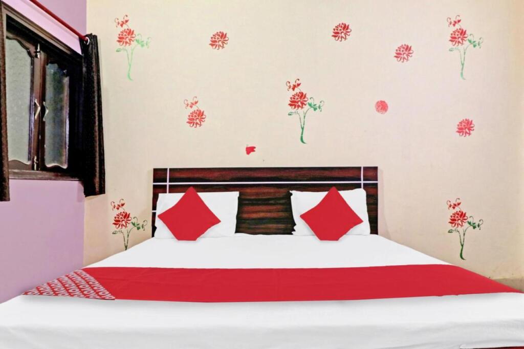 Нойда: Oyo Bhagyashree Hotel Crown View