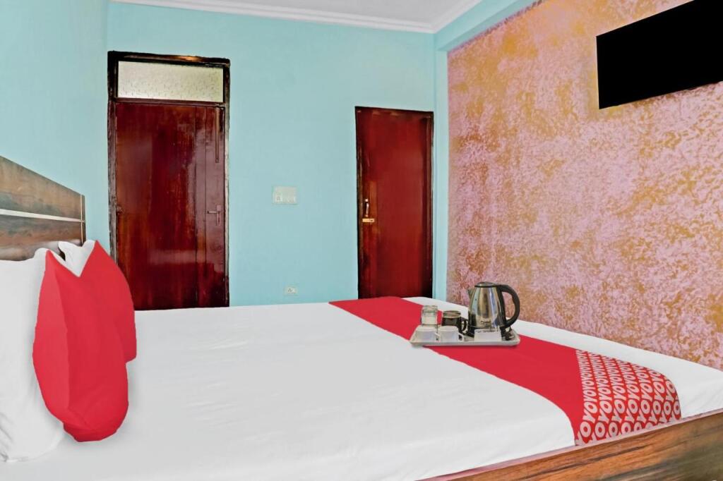 Нойда: Oyo Bhagyashree Hotel Crown View