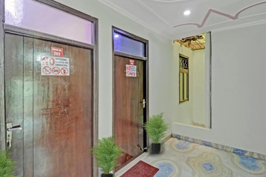 Нойда: Oyo Bhagyashree Hotel Crown View