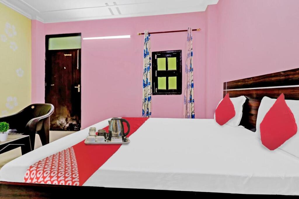 Нойда: Oyo Bhagyashree Hotel Crown View