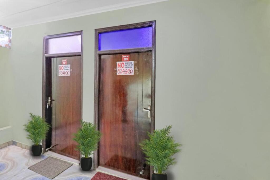 Нойда: Oyo Bhagyashree Hotel Crown View