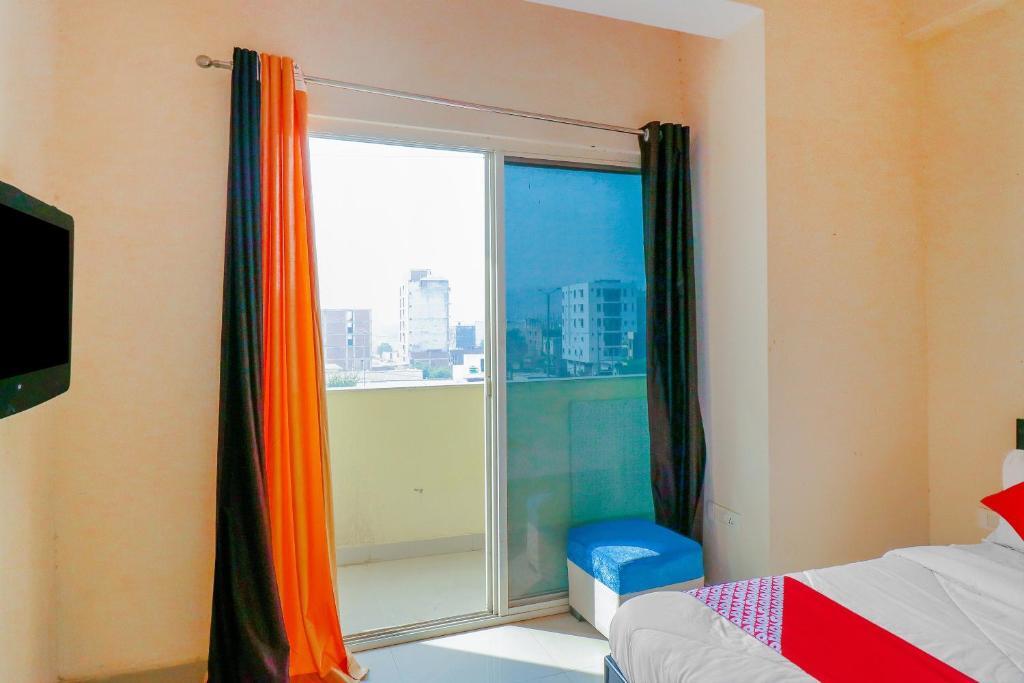 Нойда: OYO Flagship AM Residency Near Noida Sector 51 Metro Station