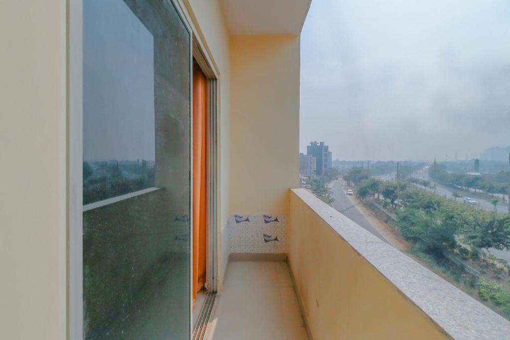 Нойда: OYO Flagship AM Residency Near Noida Sector 51 Metro Station