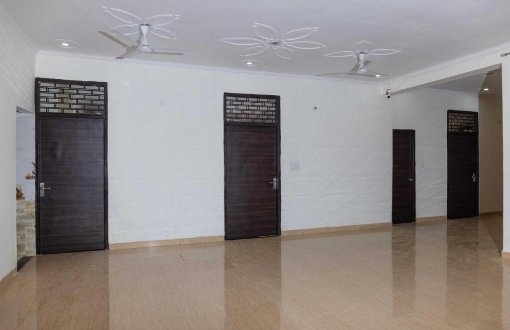 Нойда: OYO Hotel Pinaki Stay Near Noida Sector 51 Metro Station