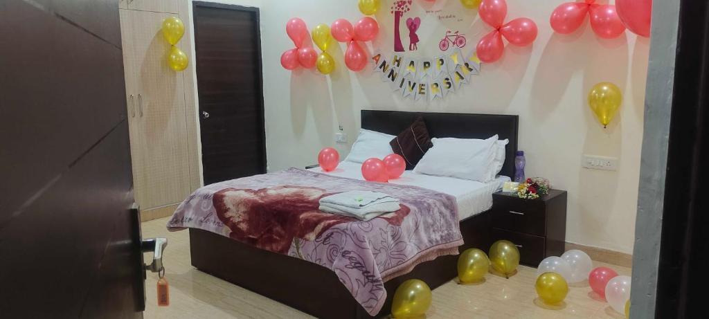 Нойда: OYO Hotel Pinaki Stay Near Noida Sector 51 Metro Station