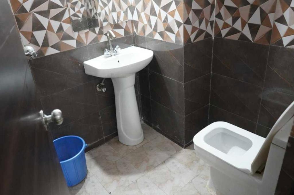 Нойда: OYO Hotel Pinaki Stay Near Noida Sector 51 Metro Station
