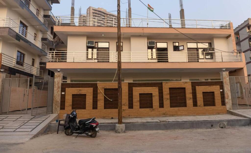 Нойда: OYO Hotel Pinaki Stay Near Noida Sector 51 Metro Station