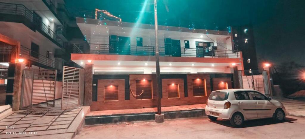 Нойда: OYO Hotel Pinaki Stay Near Noida Sector 51 Metro Station