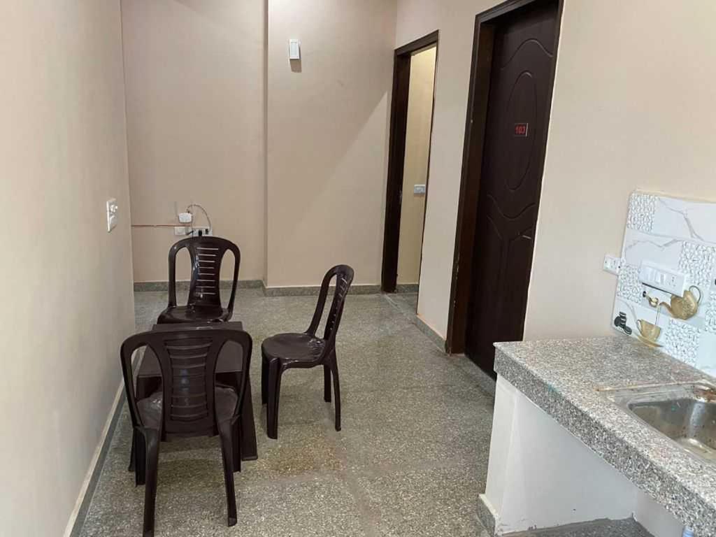 Нойда: OYO Hotel Dahleez