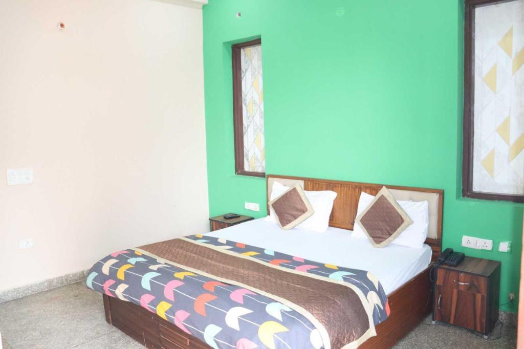 Нойда: OYO Hotel Dahleez