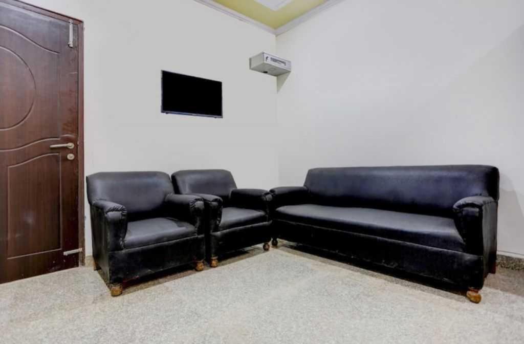 Нойда: OYO Hotel Dahleez