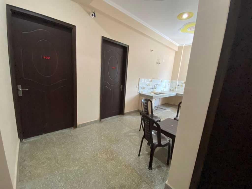 Нойда: OYO Hotel Dahleez