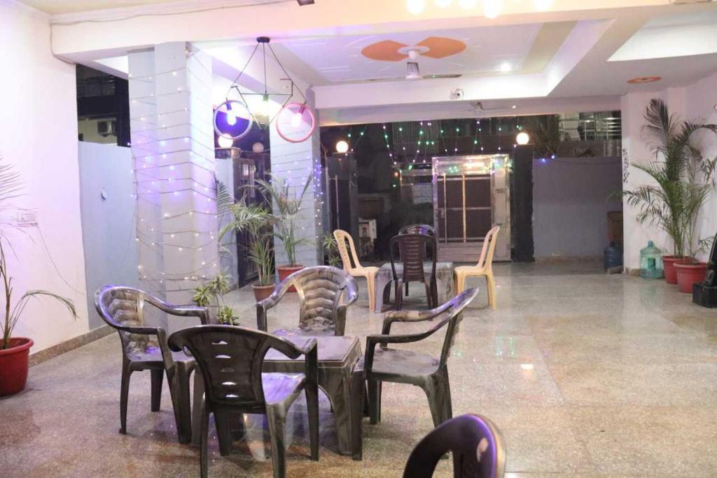 Нойда: OYO Hotel Dahleez