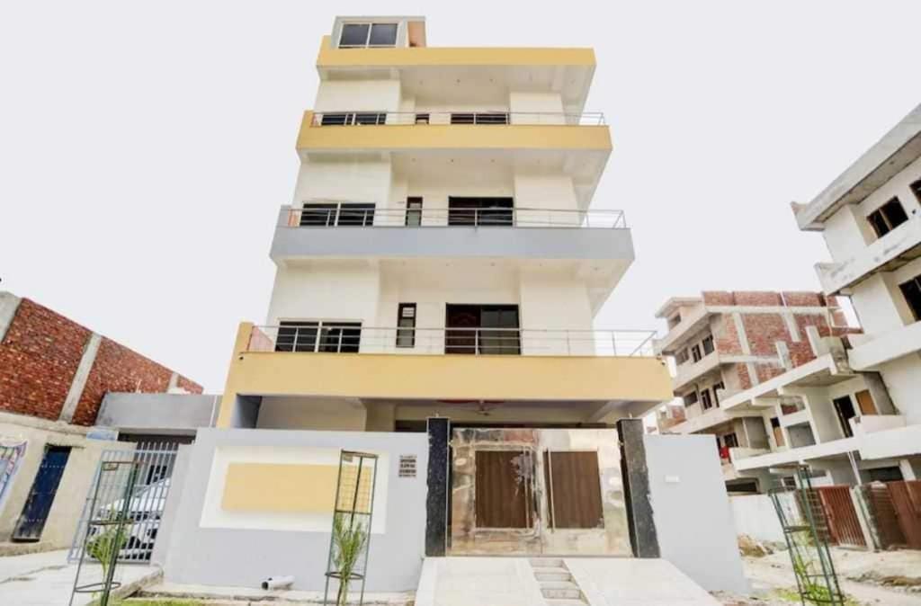 Нойда: OYO Hotel Dahleez