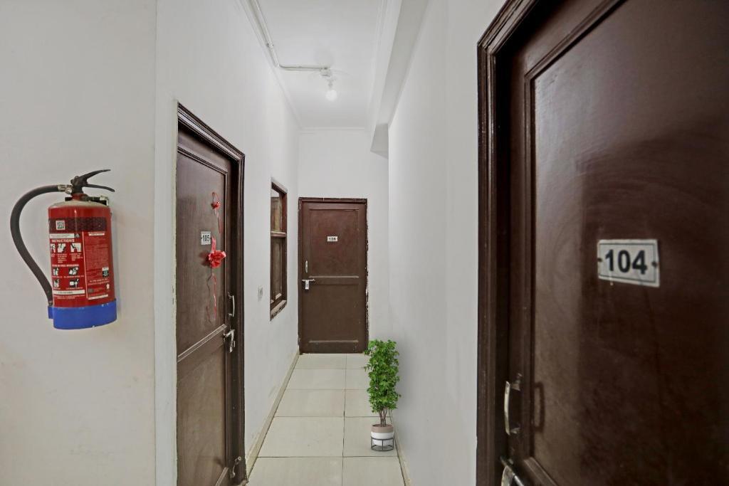 Нойда: Collection O Mayank Guest House Near ISKCON Temple Noida