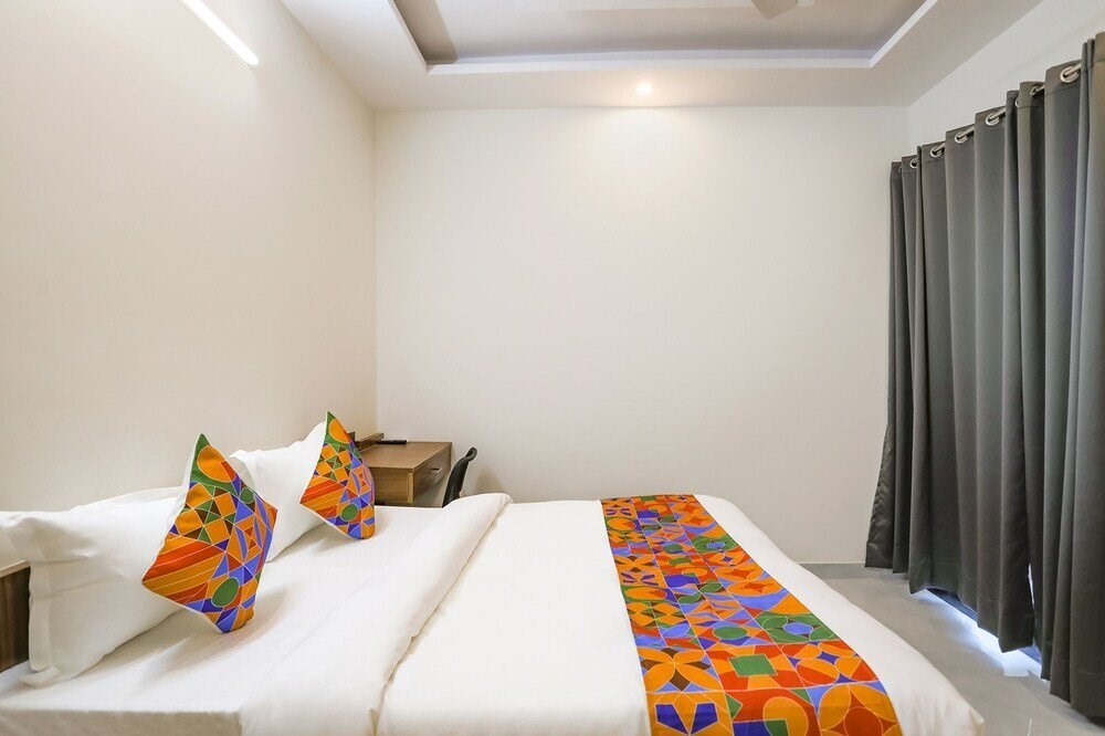 Нойда: FabHotel Indiana