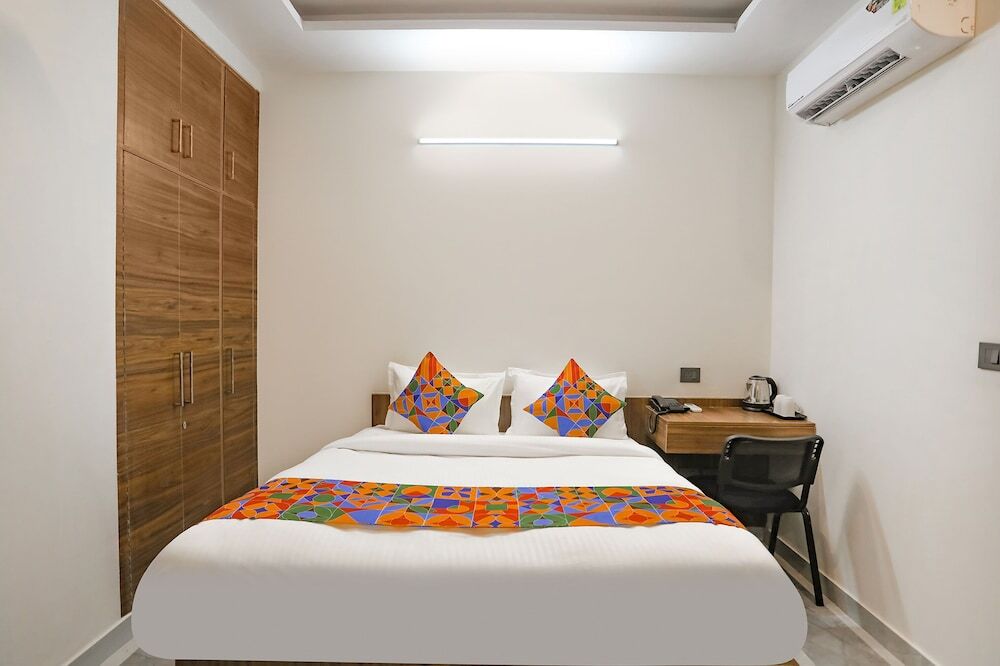 Нойда: FabHotel Indiana