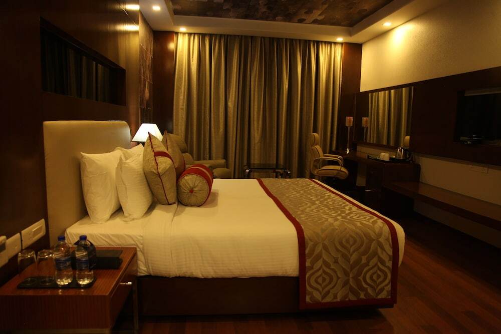 Шахджаханпур: Golden Tulip Neemrana