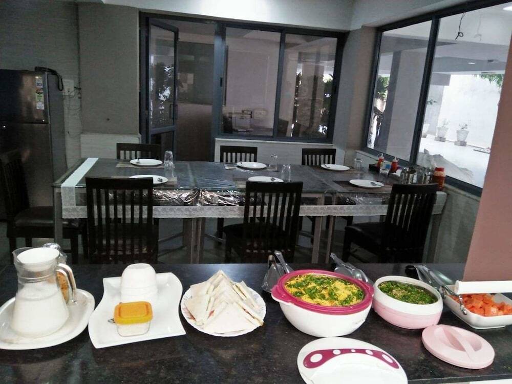 Ахмедабад: 10 Blossoms Hospitality Services
