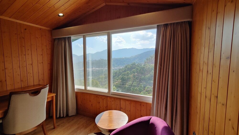 Дхарампур: Kaithal Resort - Kasauli