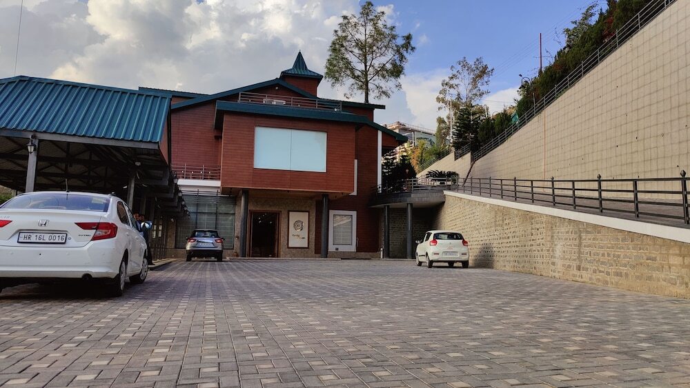 Дхарампур: Kaithal Resort - Kasauli