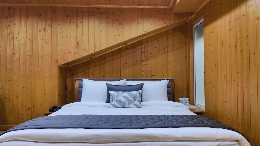 Дхарампур: Kaithal Resort - Kasauli