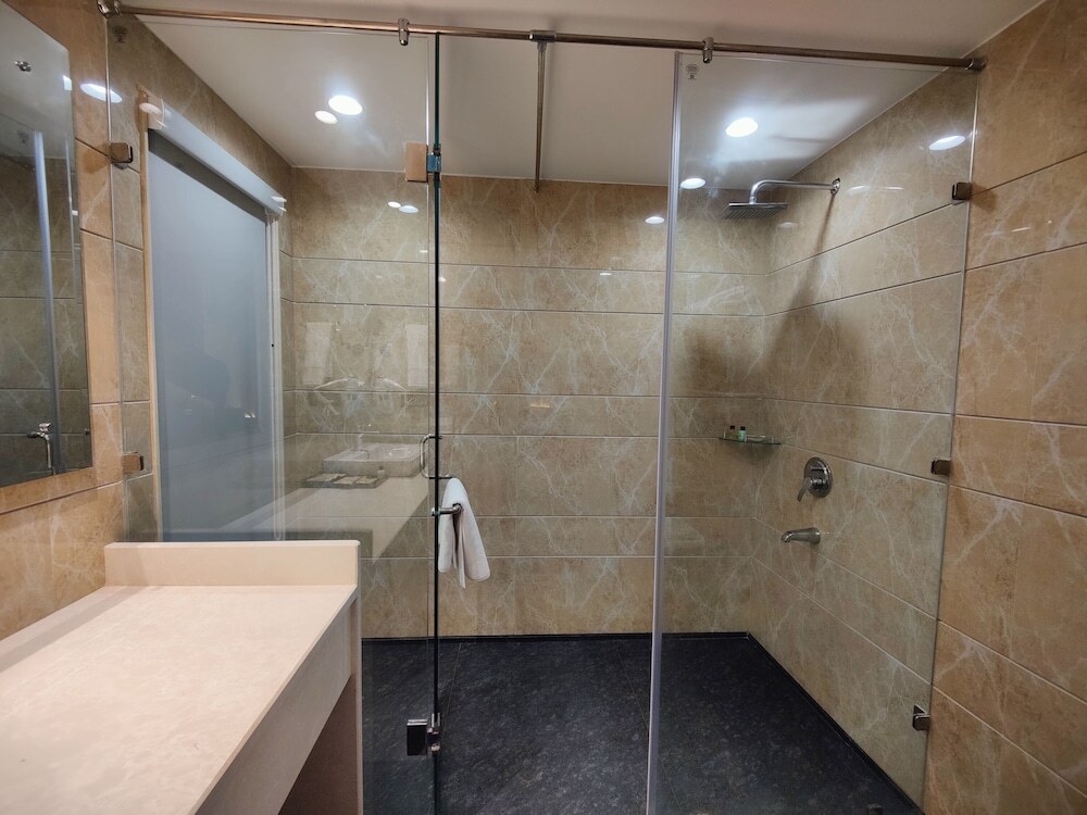 Дхарампур: Kaithal Resort - Kasauli