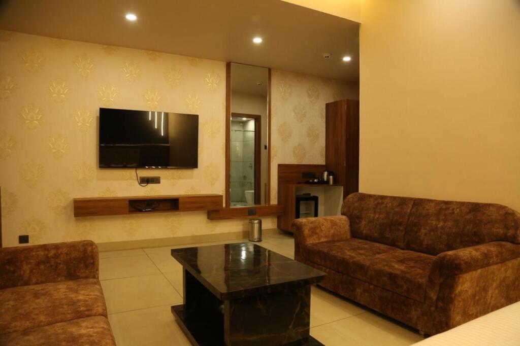 Дварка: Hotel Holiston