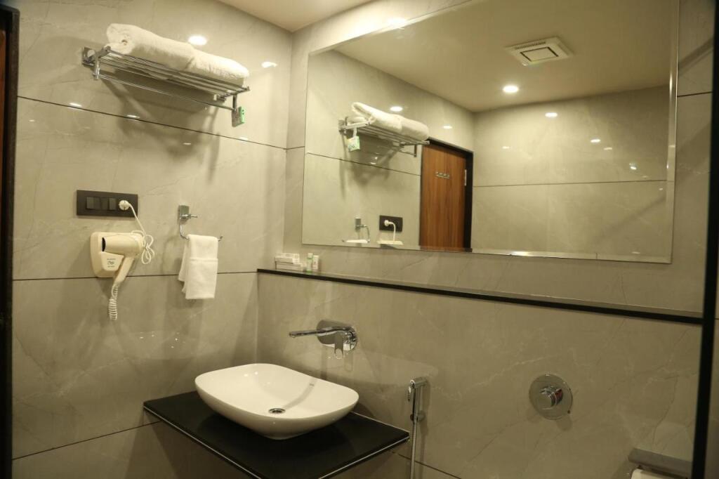 Дварка: Hotel Holiston