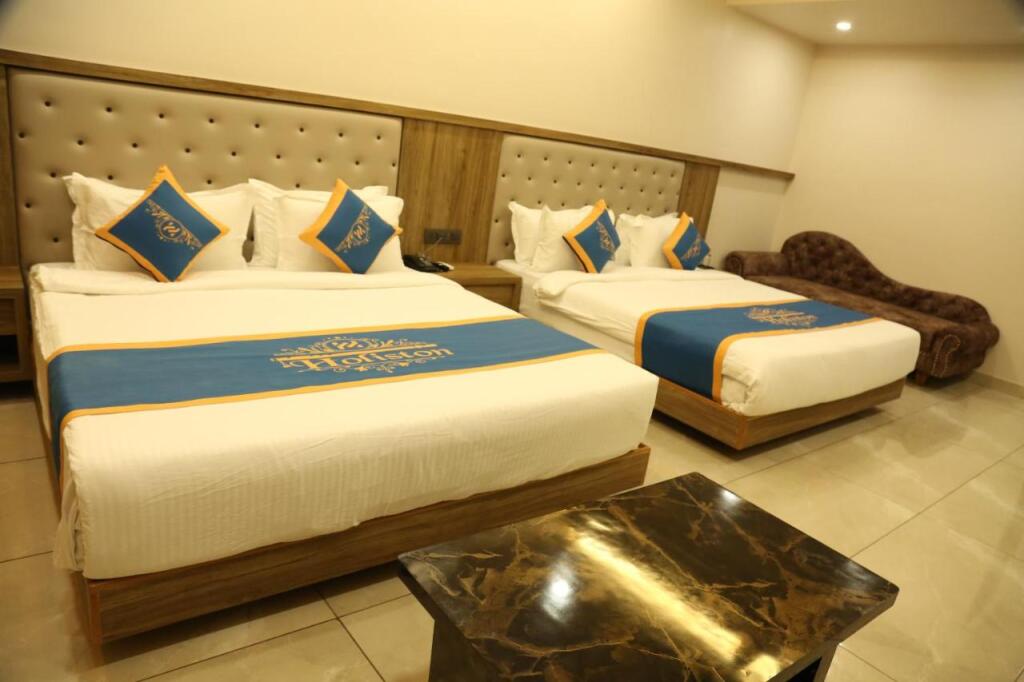 Дварка: Hotel Holiston