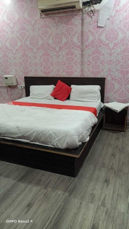 Фаридабад: POP 80478B Hotel Diamond