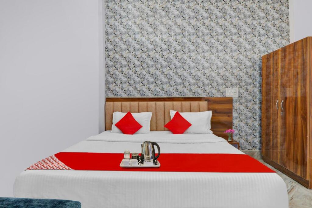 Горакхпур: OYO Flagship 703742 Hotel C.r.k Inn