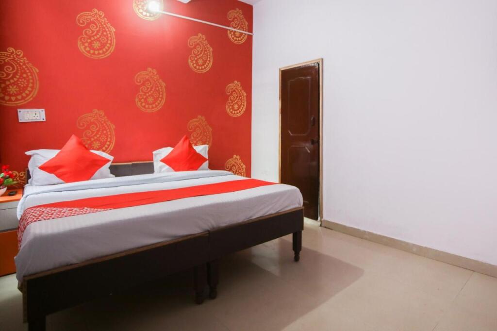 Большая Нойда: Hotel Krishna Vedanand Residency(NOD875)